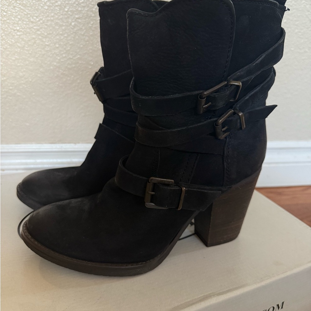 Steve Madden Yale Black Leather Boots with Buckle Detail - Picture 2 of 5